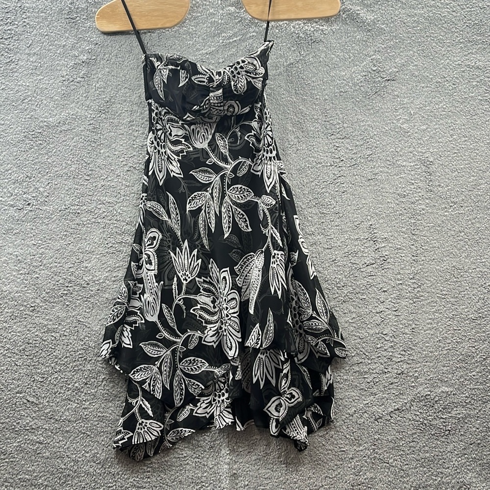 White House/ black market * new without tags* Size 4
